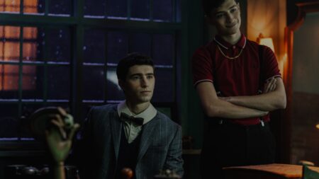 George Rexstrew como Edwin Payne eJayden Revri como Charles Rowland em Garotos Detetives Mortos (Divulgação / Netflix)
