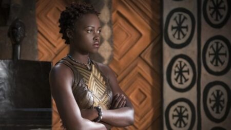 Lupita Nyong'o como Nakia em Pantera Negra (Reprodução / Marvel