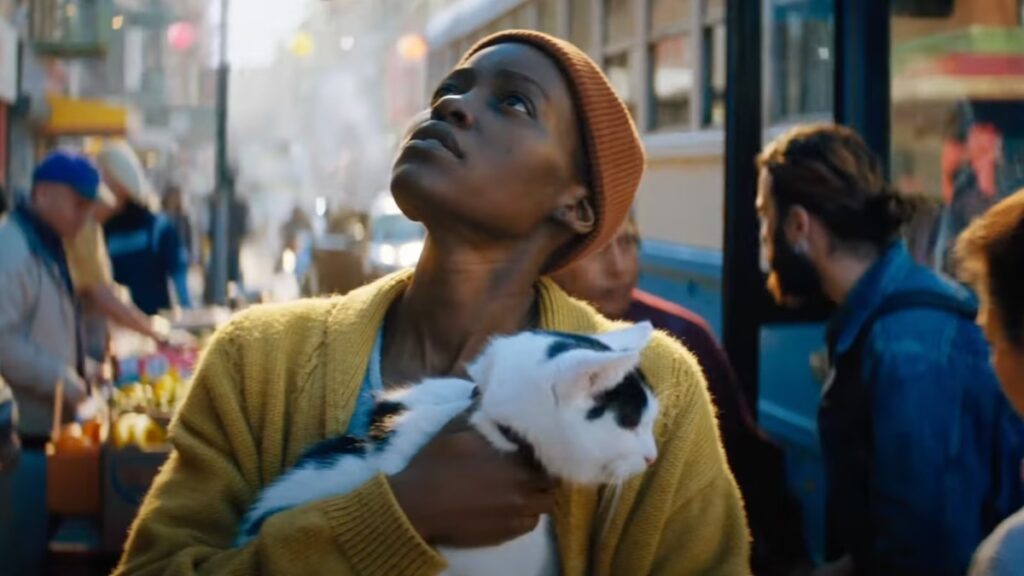 Lupita Nyong’o explica como franquia Um Lugar Silencioso pode durar para sempre Lupita Nyong'o como Sam em Um Lugar Silencioso: Dia Um (Reprodução)