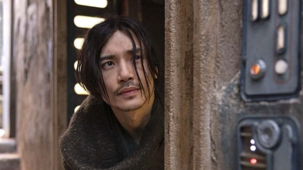 Manny Jacinto explica seu Jedi egoísta em The Acolyte Manny Jacinto como Qimir em The Acolyte (Reprodução / Disney+)