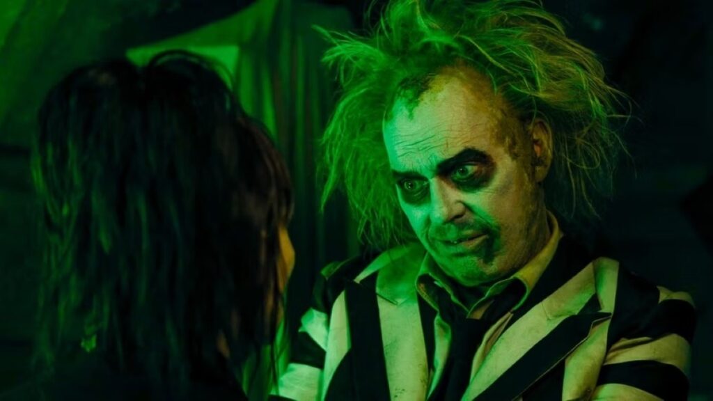 Michael Keaton revela condição para estar em Beetlejuice 2 Michael Keaton como Beetlejuice em Os Fantasmas Ainda Se Divertem: Beetlejuice Beetlejuice (Reprodução)
