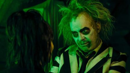 Michael Keaton como Beetlejuice em Os Fantasmas Ainda Se Divertem: Beetlejuice Beetlejuice (Reprodução)