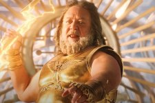 Russell Crowe como Zeus em Thor: Amor e Trovão (Reprodução / Marvel)