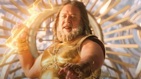 Russell Crowe responde sobre a grande expectativa de atores em relação a filme de heróis: “São apenas trabalhos” Russell Crowe como Zeus em Thor: Amor e Trovão (Reprodução / Marvel)