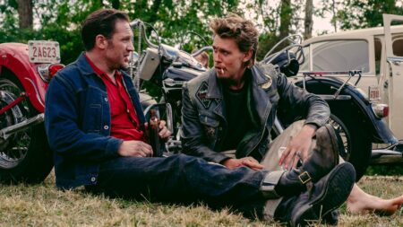 Tom Hardy como Johnny e Austin Butler como Benny em Clube dos Vândalos (Reprodução / Universal Pictures)