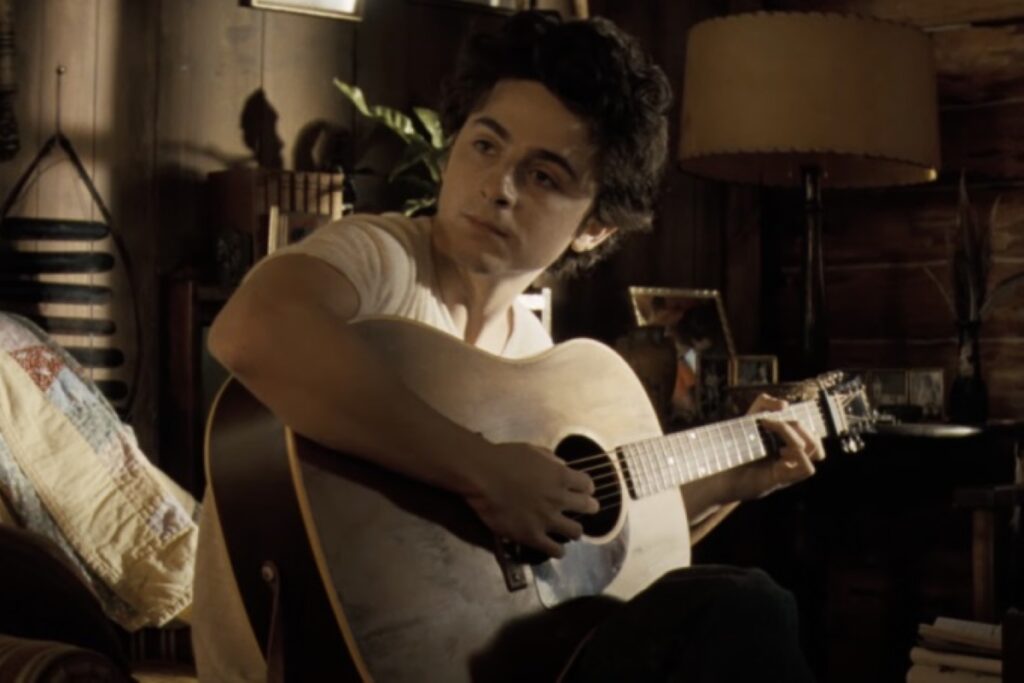 A Complete Unknown: Timothée Chalamet se transforma em Bob Dylan Timothée Chalamet como Bob Dylan em cena de A Complete Unknown (Reprodução)