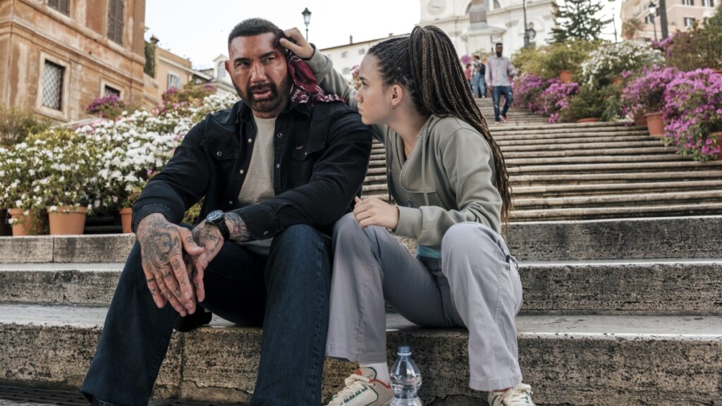 Chloe Coleman e Dave Bautista em Aprendiz de Espiã Na Cidade Eterna (Divulgação / Prime Video)