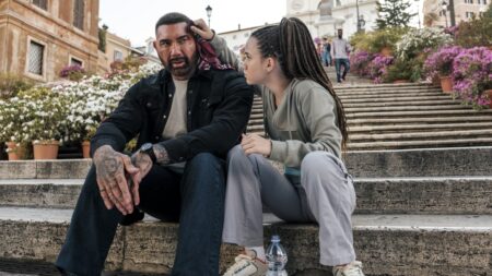 Chloe Coleman e Dave Bautista em Aprendiz de Espiã Na Cidade Eterna (Divulgação / Prime Video)