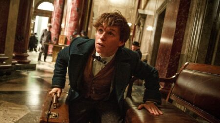 Eddie Redmayne vai reprisar papel de Animais Fantásticos para experiência em parque temático Eddie Redmayne como Newt Scamander em Animais Fantásticos e Onde Habitam (Reprodução / Warner Bros.)