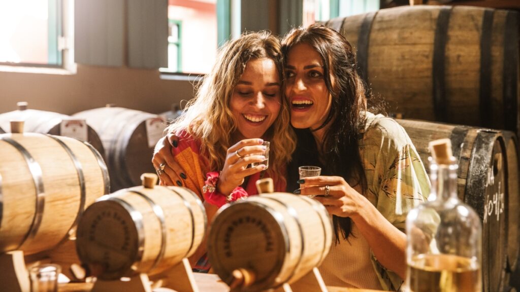 Saideira: Irmãs se aventuram pelo Brasil em busca de uma preciosíssima cachaça Thati Lopes e Luciana Paes em Saideira (Divulgação / Glaz)