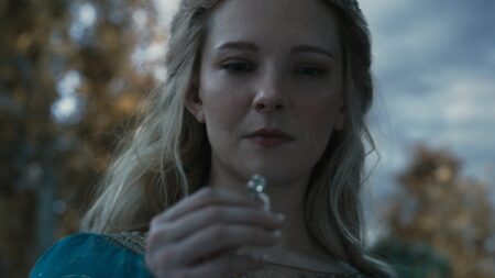 Morfydd Clark como Galadriel em O Senhor dos Anéis: Os Anéis de Poder (Reprodução / Prime Video)