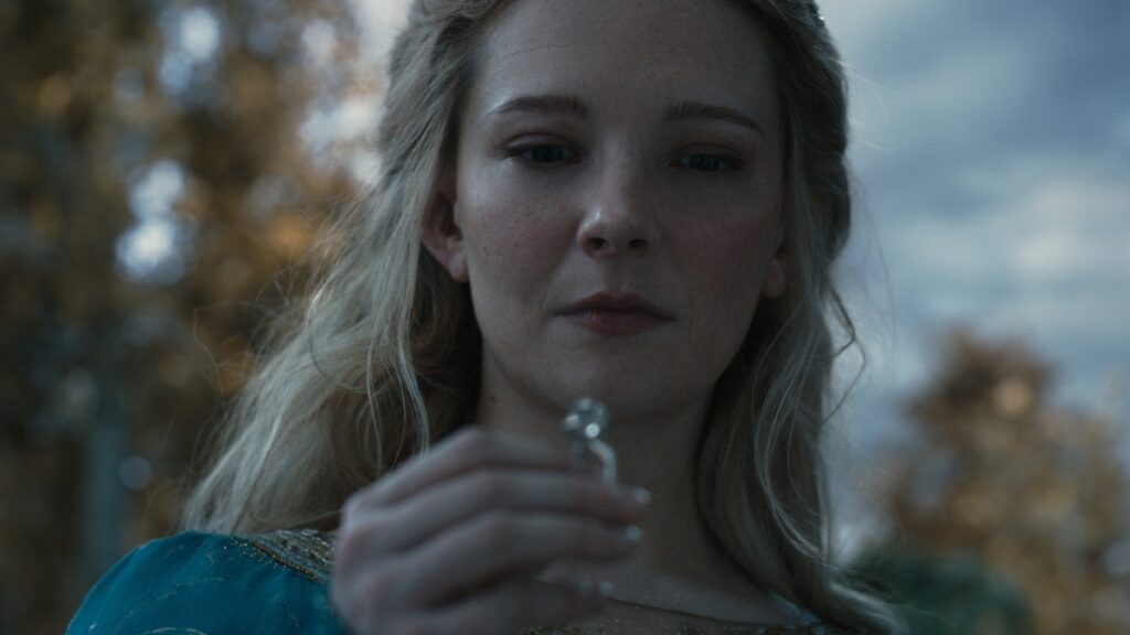 O Senhor dos Anéis: Os Anéis de Poder revela novo trailer para a 2ª temporada Morfydd Clark como Galadriel em O Senhor dos Anéis: Os Anéis de Poder (Reprodução / Prime Video)