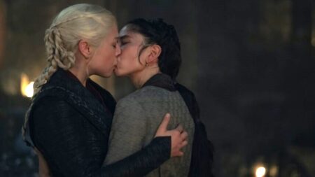 Sonoya Mizuno como Mysaria e Emma D'Arcy como Rhaenyra em cena de A Casa do Dragão (Reprodução / HBO)