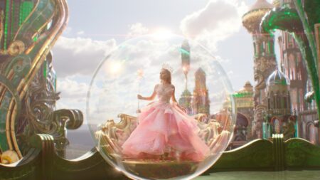 Ariana Grande como Glinda em cena de Wicked (Reprodução / Universal Pictures)