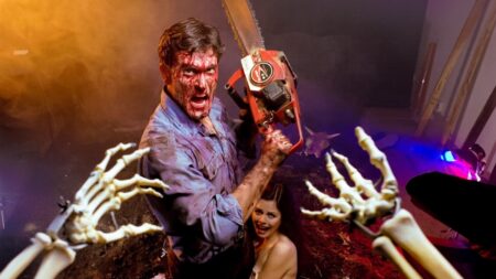 Bruce Campbell como Ash em Uma Noite Alucinante: A Morte do Demônio (Reprodução)