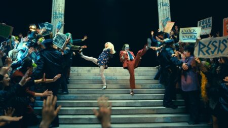De mártir a monstro? Assista o novo trailer de Coringa: Delírio a Dois Lady Gaga como Harley Quinzel e Joaquin Phoenix como Arthur Fleck em Coringa: Delírio a Dois (Reprodução / Warner Bros. Pictures)
