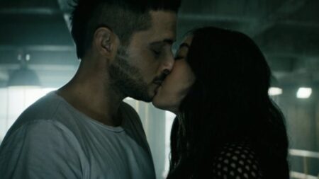 Kimiko (Karen Fukuhara) e Francês (Tomer Capone) em cena de The Boys (Reprodução / Prime Video)