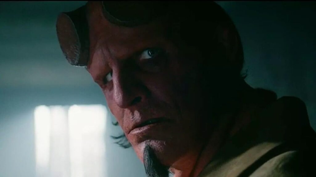 Jack Kesy como Hellboy em Hellboy e o Homem Torto (Reprodução)
