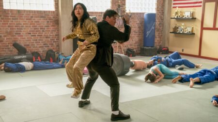 John Cena e Awkwafina lutam por suas vidas e um prêmio de bilhões em Jackpot: Loteria Mortal John Cena e Awkwafina em Jackpot: Loteria Mortal (Reprodução / Prime Video)