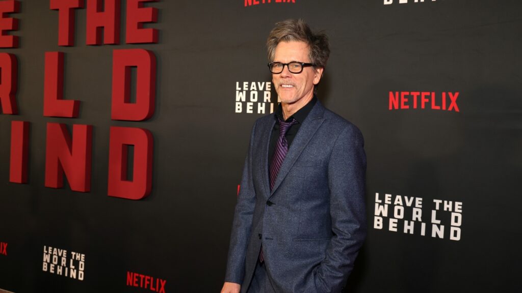 Kevin Bacon experimentou o anonimato por um dia e conta o resultado Kevin Bacon na exibição especial O Mundo Depois de Nós em Nova York. (Foto: Kevin Mazur / Netflix)
