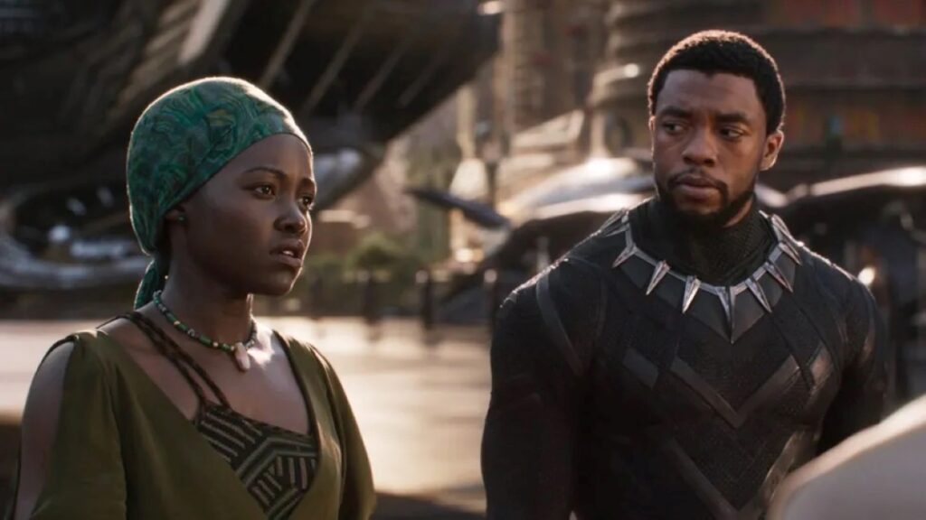 Papel em Um Lugar Silencioso: Dia Um foi terapêutico para Lupita Nyong’o Lupita Nyong'o como Nakia e Chadwick Boseman como T'Challa em Pantera Negra (Reprodução / Marvel)