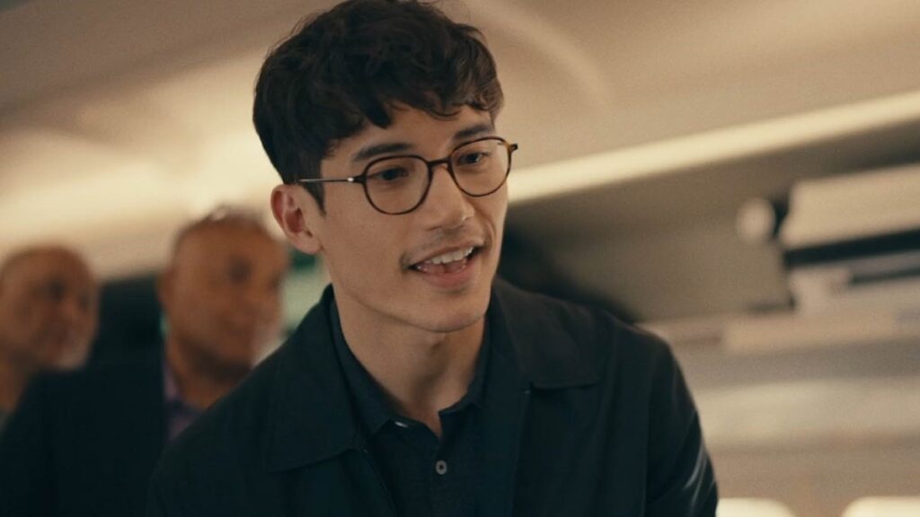 Manny Jacinto não ficou surpreso com diálogo cortado em Top Gun: Maverick Manny Jacinto em cena de Manny Jacinto in Cora Bora (Reprodução)