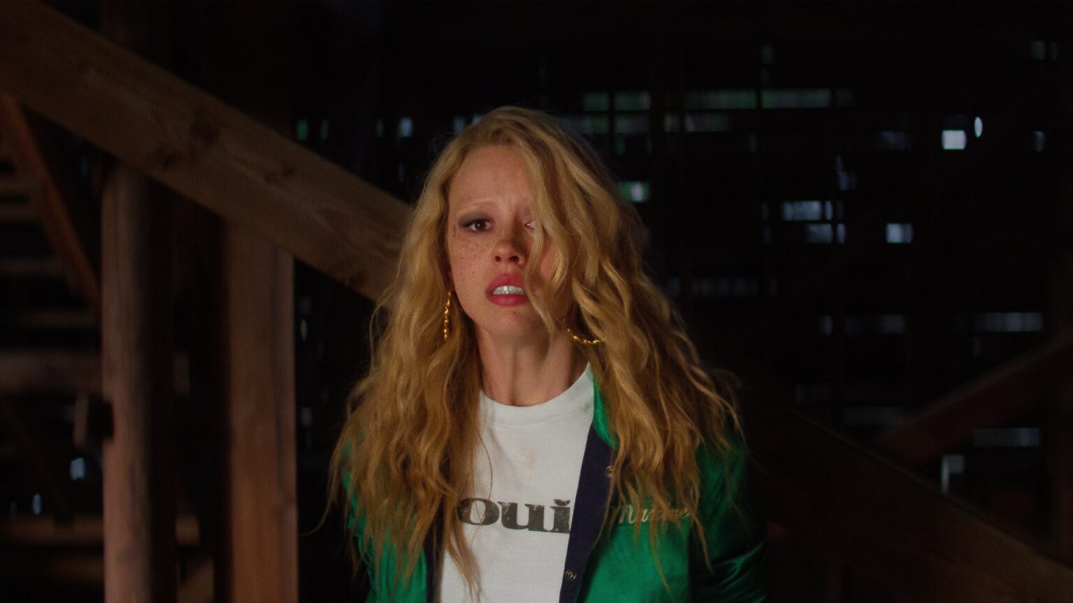 MaXXXine: Diretor não descarta mais filmes da franquia X Mia Goth como Max em MaXXXine (Reprodução / A24)