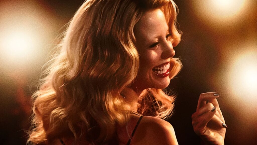 Diretor não tem certeza se MaXXXine precise ser reconhecido no Oscar: “é uma coisa subjetiva” Mia Goth em poster de MaXXXine (Divulgação)