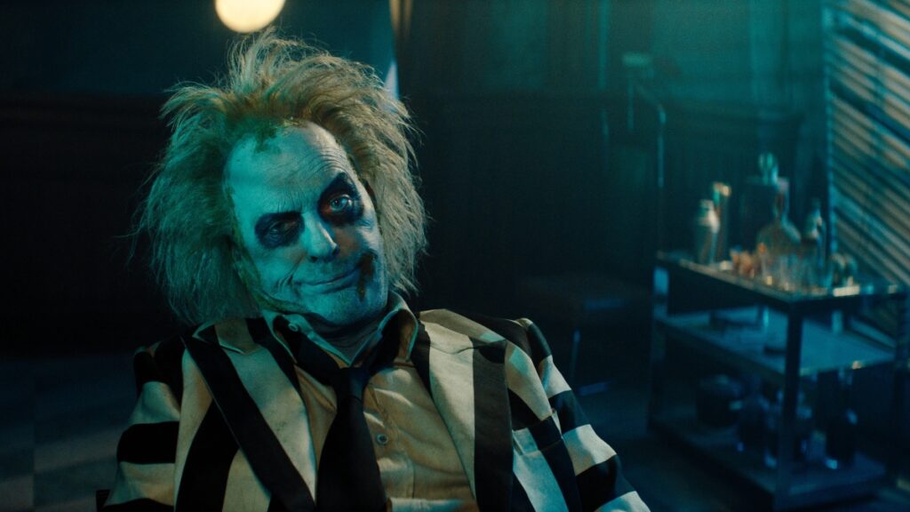 Michael Keaton como Beetlejuice em Os Fantasmas Ainda Se Divertem: Beetlejuice Beetlejuice (Reprodução / Warner Bros.)