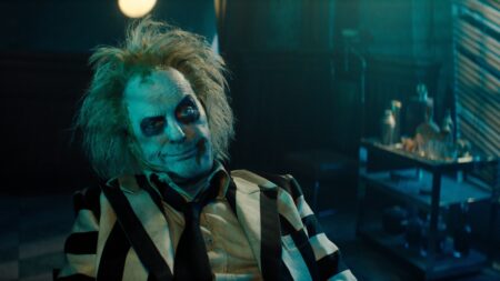 Michael Keaton como Beetlejuice em Os Fantasmas Ainda Se Divertem: Beetlejuice Beetlejuice (Reprodução / Warner Bros.)