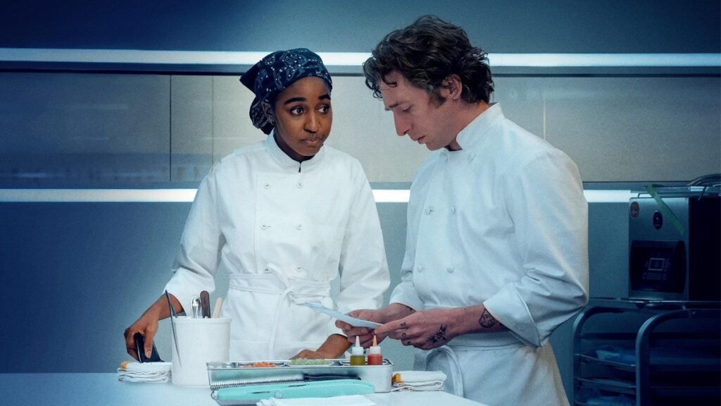 O Urso: 3ª temporada da série chega no catálogo do Disney+ Jeremy Allen White e Ayo Edebiri em O Urso (Reprodução / Disney+)