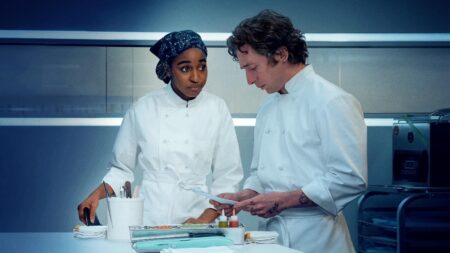 Jeremy Allen White e Ayo Edebiri em O Urso (Reprodução / Disney+)