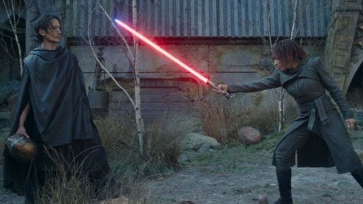 The Acolyte: Final mostra como um sabre de luz Sith é feito 1 Qimir (Manny Jacinto) e Osha (Amandla Stenberg) em cena de Star Wars: The Acolyte (Reprodução / Disney+)