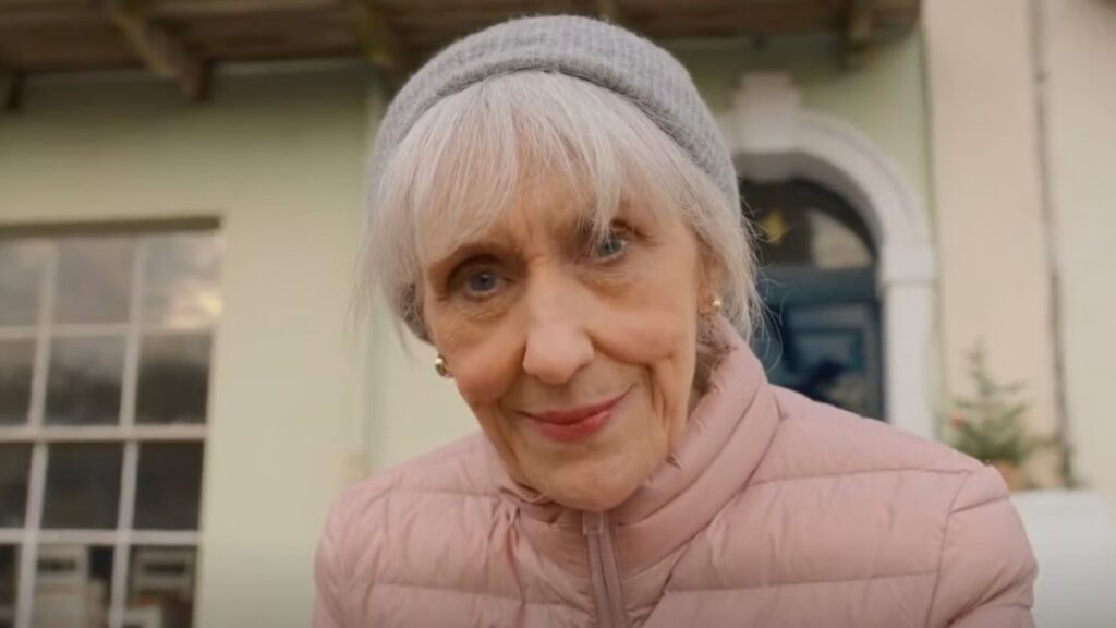 Doctor Who: Detalhes sobre a Sra. Flood podem continuar um mistério Anita Dobson como Sra. Flood em Doctor Who (Reprodução / Disney+)