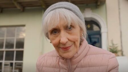 Anita Dobson como Sra. Flood em Doctor Who (Reprodução / Disney+)
