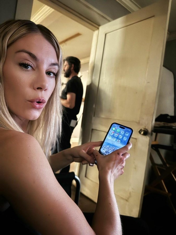 Fotos dos bastidores de Pacificador revelam o retorno de Jennifer Holland na 2° temporada da série 1 Jennifer Holland (Reprodução / X)