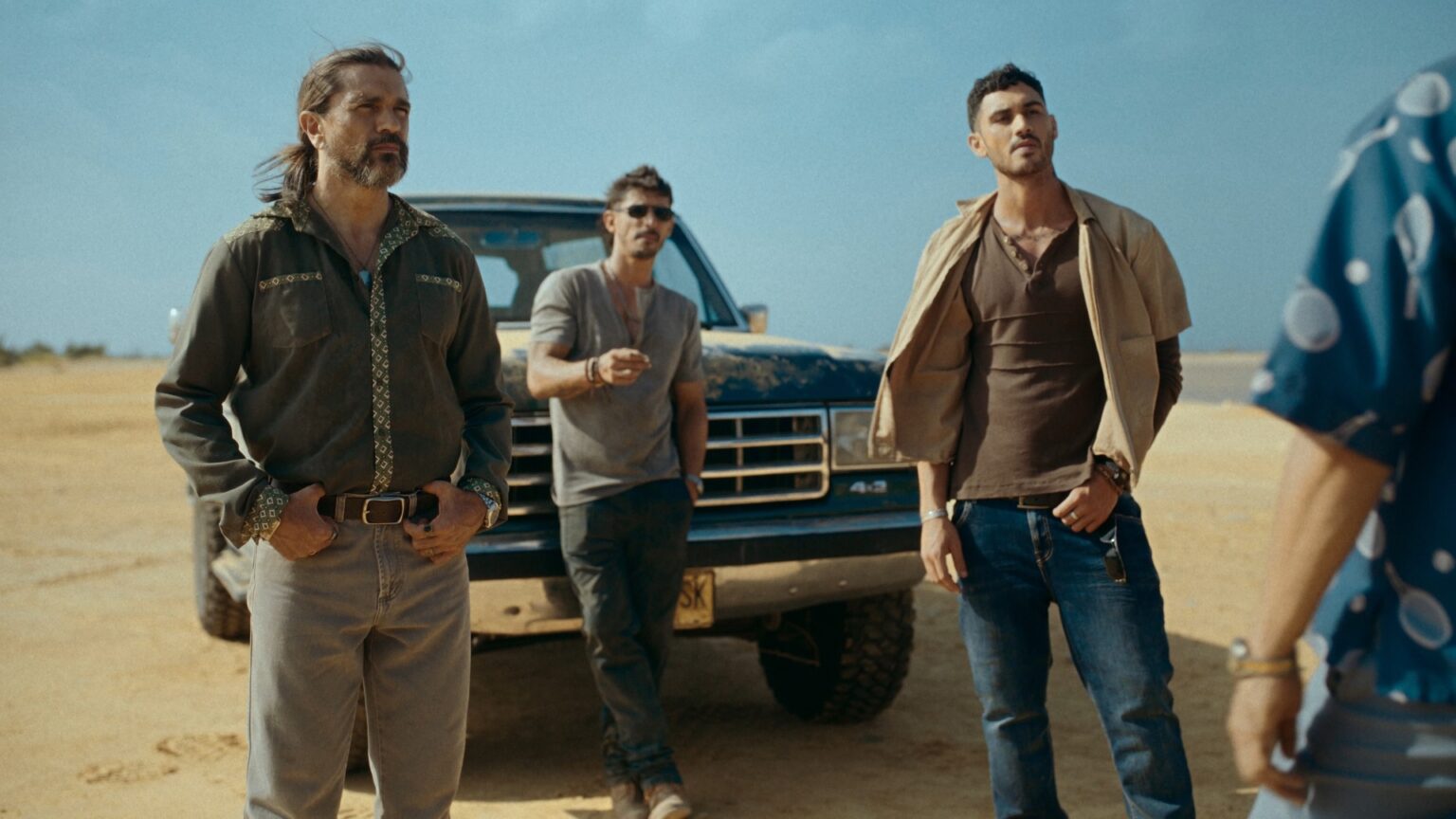 Prime Video divulga trailer e cartaz de Pimpinero: Sangue e Gasolina Juanes, Alberto Guerra e Alejandro Speitzer em cena de Pimpinero: Sangue e Gasolina (Divulgação / Prime Video)