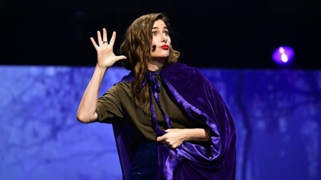 Kathryn Hahn em apresentação de Agatha Desde Sempre no palco da D23 2024 (Reprodução)