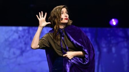 Kathryn Hahn em apresentação de Agatha Desde Sempre no palco da D23 2024 (Reprodução)