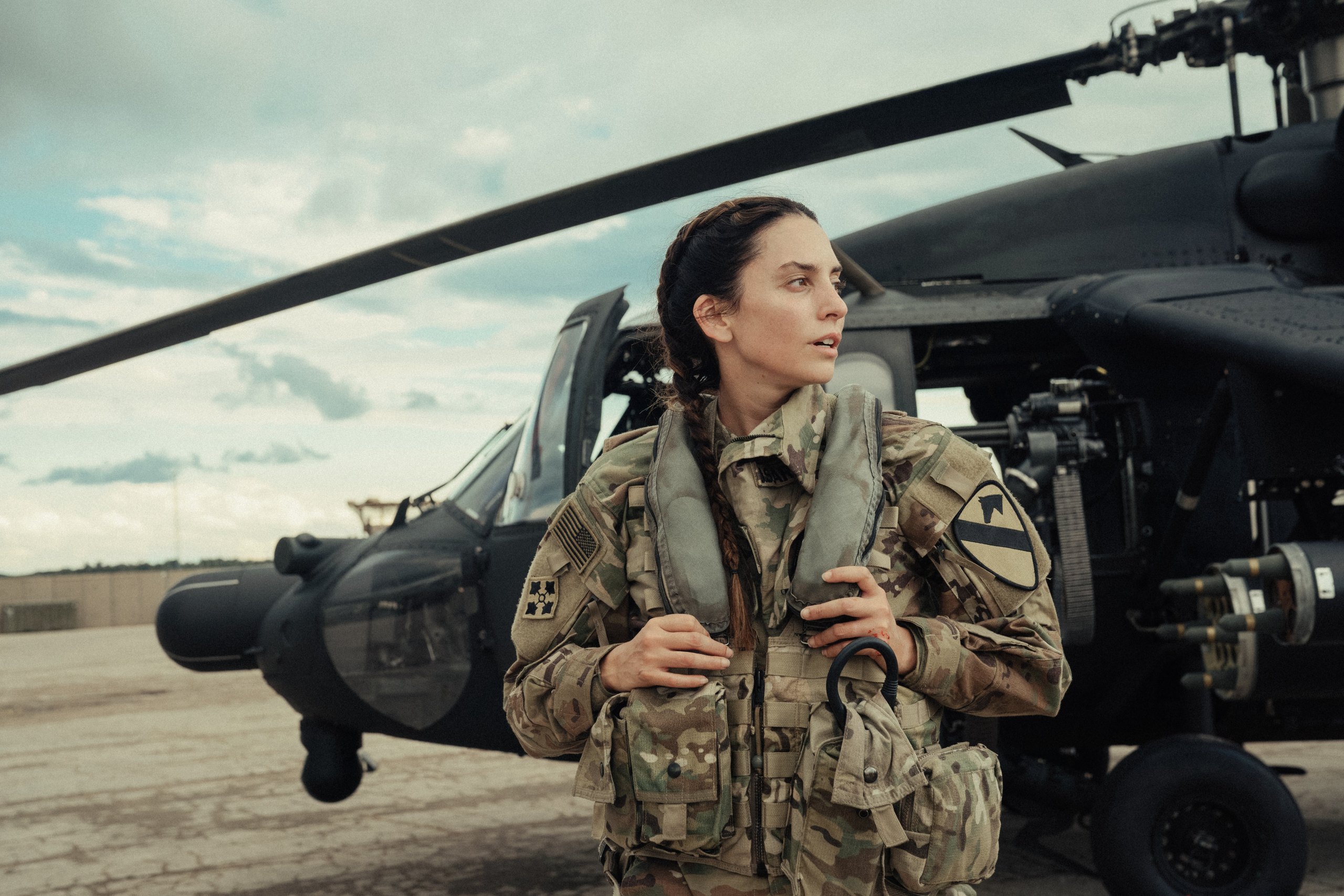 Genesis Rodriguez como Josie em Lioness (Foto: Ryan Green / Paramount+)