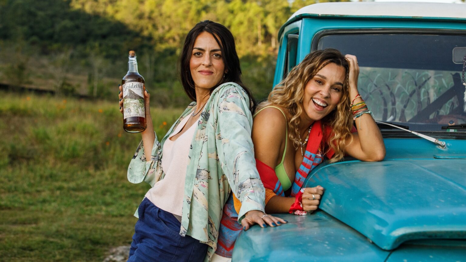 Saideira, comédia nacional com Thati Lopes e Luciana Paes, chega aos cinemas nesta quinta-feira Thati Lopes e Luciana Paes em Saideira (Divulgação)