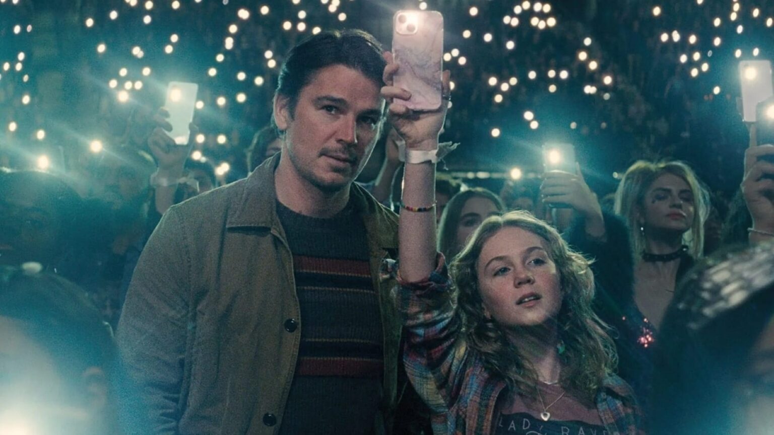 Novo thriller psicológico dirigido por M. Night Shyamalan estreia nos cinemas Josh Hartnett como Cooper e Ariel Donoghue como Riley em Armadilha (Reprodução / Warner Bros. Pictures)