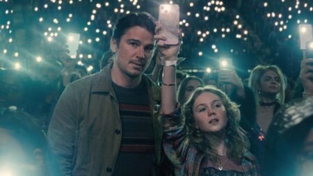 Novo thriller psicológico dirigido por M. Night Shyamalan estreia nos cinemas Josh Hartnett como Cooper e Ariel Donoghue como Riley em Armadilha (Reprodução / Warner Bros. Pictures)