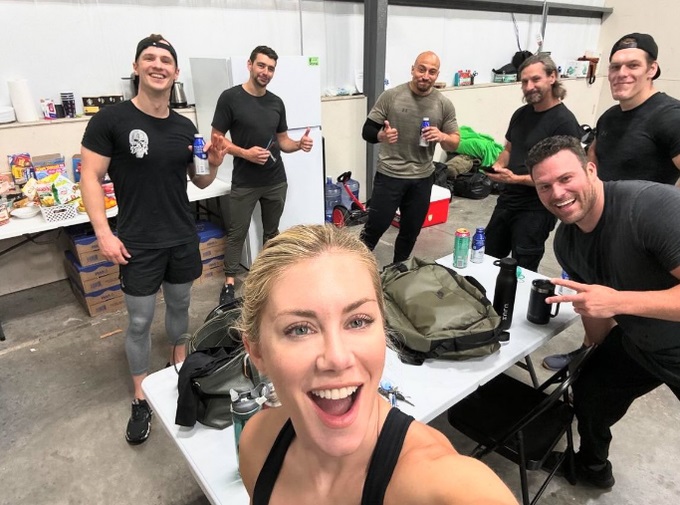 Fotos dos bastidores de Pacificador revelam o retorno de Jennifer Holland na 2° temporada da série 2 Jennifer Holland nos bastidores de Pacificador (Reprodução)