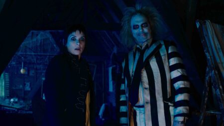 Winona Ryder e Michael Keaton em Os Fantasmas Ainda Se Divertem: Beetlejuice Beetlejuice (Reprodução / WB)