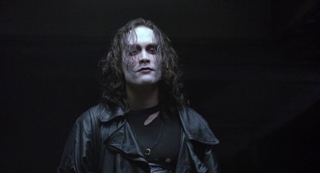 O que aconteceu com Brandon Lee em O Corvo? Brandon Lee em cena de O Corvo (Reprodução)