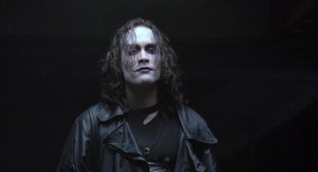 Brandon Lee em cena de O Corvo (Reprodução)