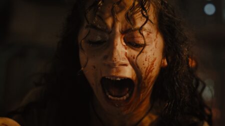 Isabela Merced como Kay em cena de Alien: Romulus (Reprodução)