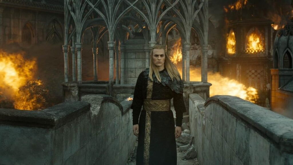 Os Anéis de Poder: Por que Sauron assume a forma de um elfo na 2ª temporada? Charlie Vickers com Sauron em O Senhor dos Anéis: Os Anéis de Poder (Reprodução / Prime Video)