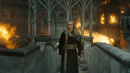 Charlie Vickers com Sauron em O Senhor dos Anéis: Os Anéis de Poder (Reprodução / Prime Video)